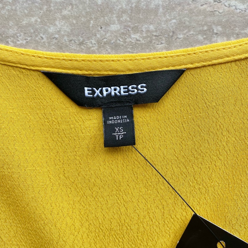 CLOSET CLOSING Express Ruffle Ruched Front Blouse NWT - Picture 4 of 7